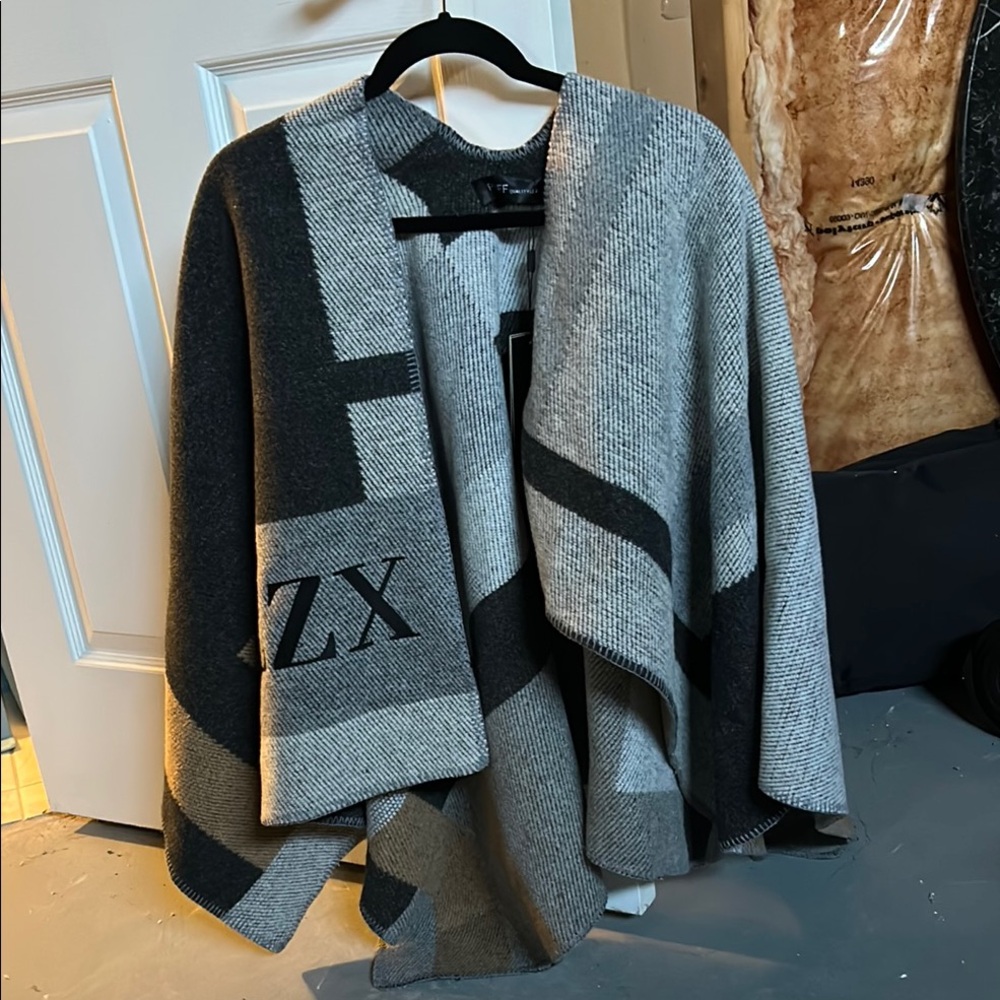 NEW Elegant Black and Gray Geometric Wrap